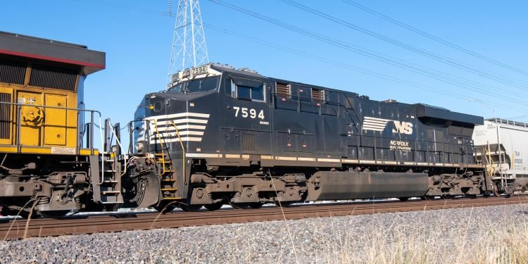 Norfolk Southern hits record quarterly revenue as operating efficiency declines